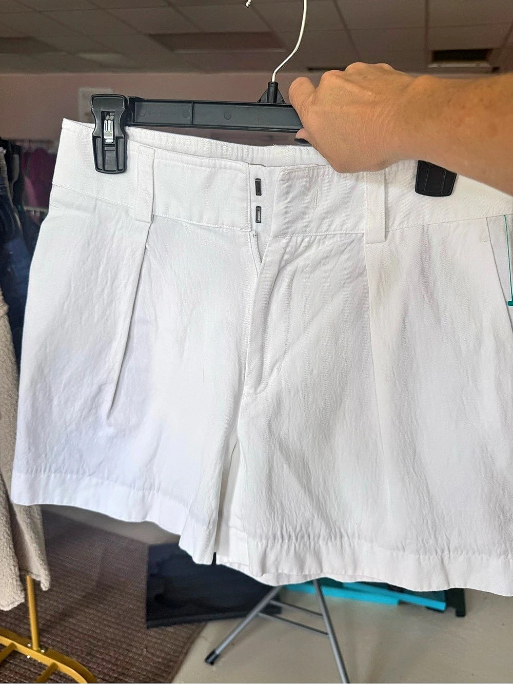 Vince Bermuda Shorts in White Size 4 Like New